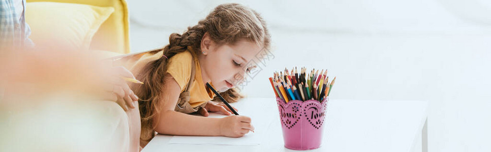 用铅笔横向图象绘制可爱孩子绘画图片