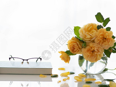 在书上戴眼镜休息时间图片