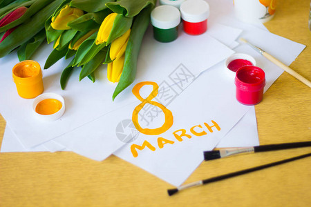 郁金香纸画笔和水粉颜料画一张3月8日的明信片背景图片