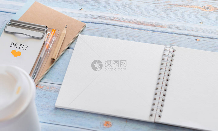 白色活页夹空白笔记本或日记或日记本图片