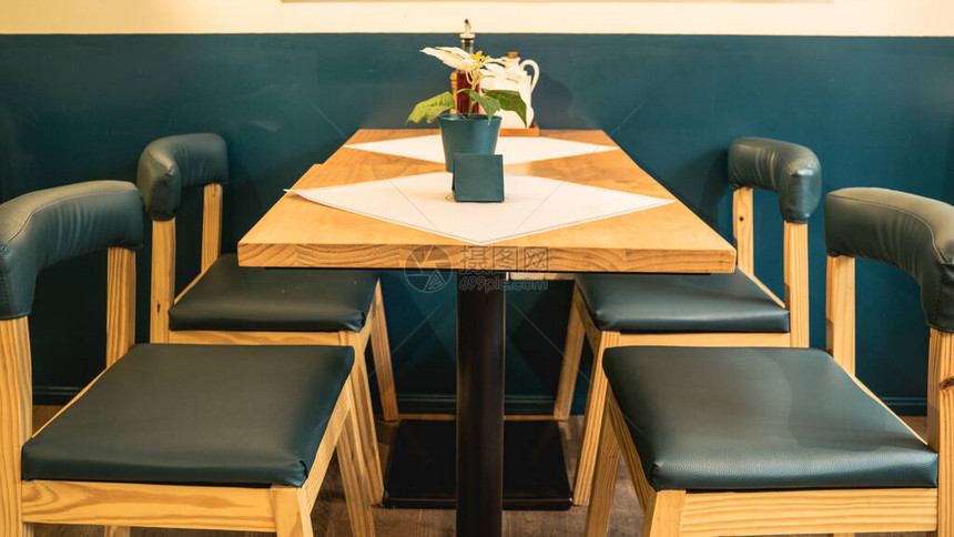 绿色椅子和木制桌简单的现代家具厨房餐桌图片