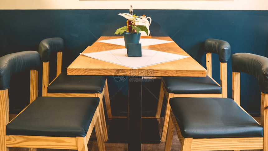 绿色椅子和木制桌简单的现代家具厨房餐桌