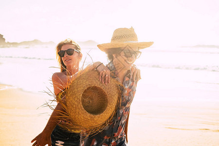 年轻快乐的情侣在暑假度旅游中享图片