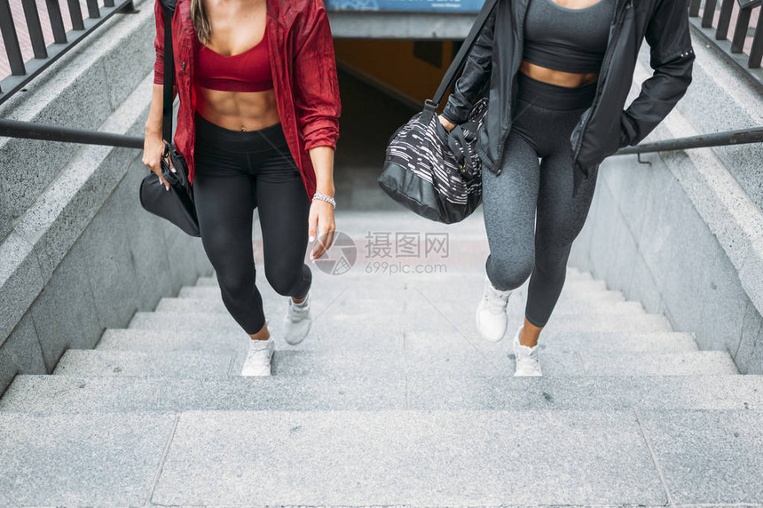 无法辨认的两位女向往前看在地铁上走去图片