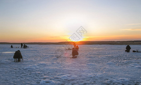 冰湖渔民冬季捕鱼业休闲娱乐冬季运动图片