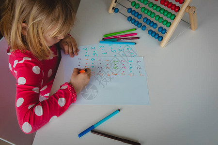 小女孩计算数字孩子做功课图片