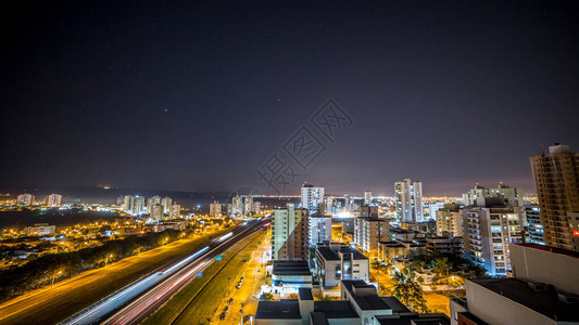 灯火通明的城市夜景图片