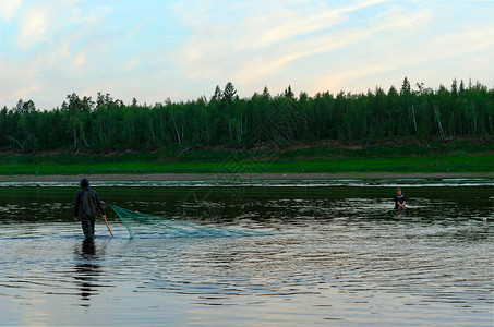 两人在Vilyuy河的野生物上穿着长靴和鱼网图片