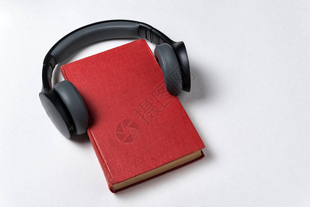 红书有白色背景的耳机音频书的概背景图片