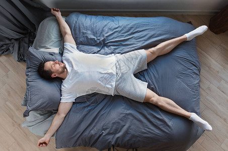 睡在家中卧床睡觉健康睡眠概念顶级观点图片