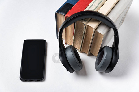 少数书籍耳机和智能手机有音频的现代学图片