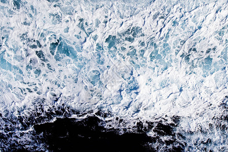 白海泡沫喷出海水顶视图片