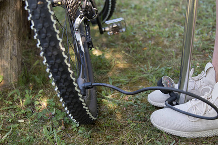 带气碗的自行车轮图片