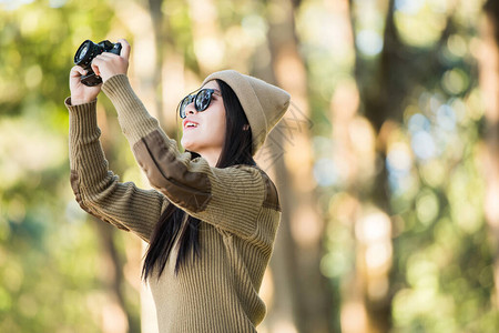 独自在森林里旅行的女旅行者图片