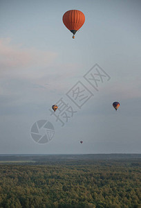 4个多彩气球使用热技术飞过田图片