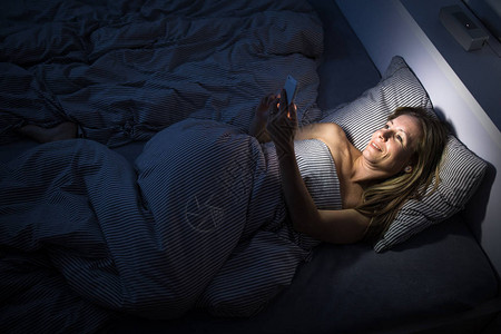 睡前在床上使用手机的漂亮图片