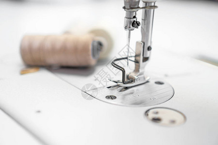 缝纫概念缝纫机和线轴图片