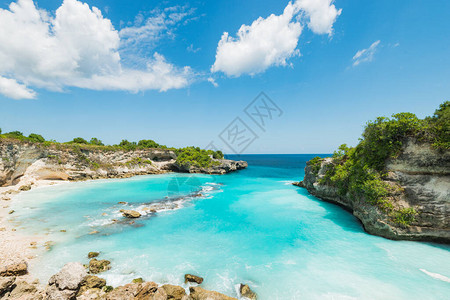 没有人的热带海岸空荡的海滩背景图片