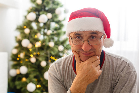 科技博客与人的概念快乐笑的老人在圣诞节在家拍摄视频信息或拍照inf图片
