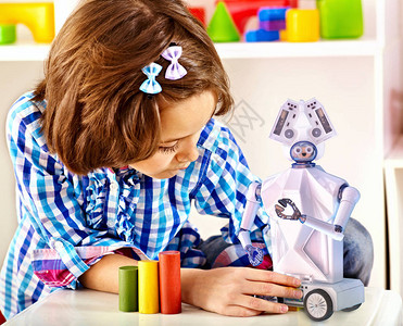 儿童建造玩具孩子在编程课上从事学女孩在学校用人工智能编程自己的图片