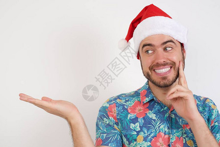 戴圣诞老人帽子的年轻男子图片