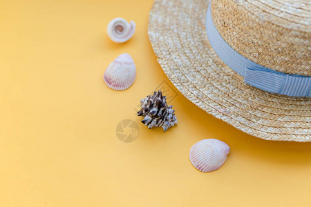 夏季草帽沙滩白底带贝壳和墨图片