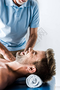 长胡子的脊椎按摩师给男人做按摩并造图片