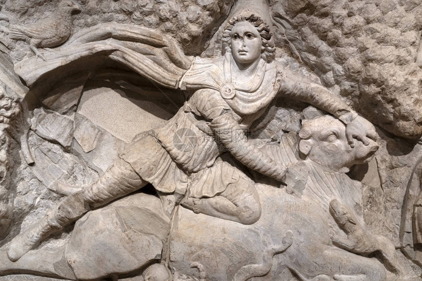 古代大理石米特拉雕像细节图片