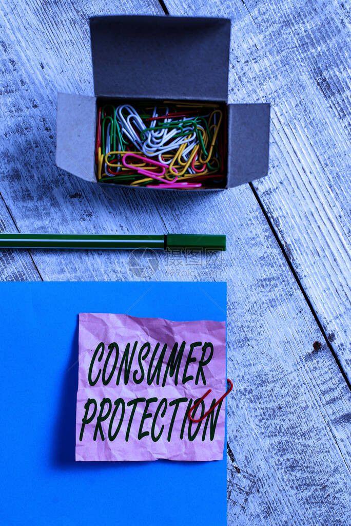 概念手写显示消费者保护旨在保护消费者的概念意义法规放置在木质背景上的图片