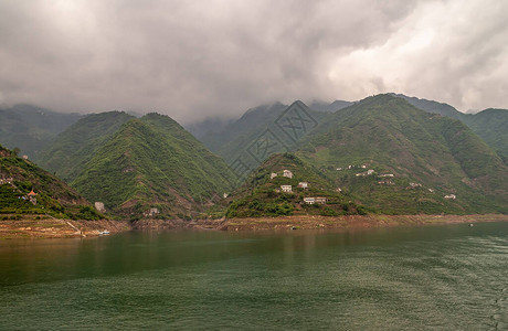 长江西陵峡谷重的棕色云景在青山之上图片