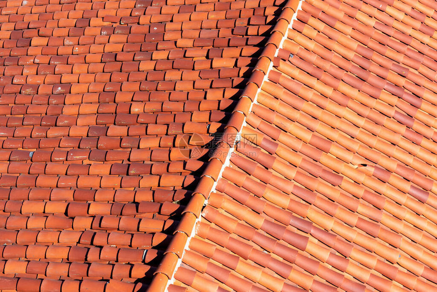经典的红色瓷砖屋顶有山脊瓷砖的高视线图片