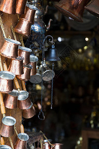 伊斯坦布尔大集市场摊位上的传统铜制咖啡罐GrandB图片