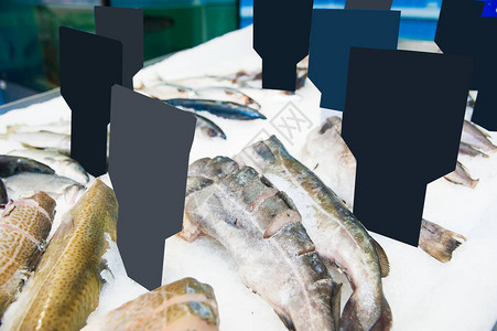 商店货架上的鱼肉制品冰上的鱼堆背景图片