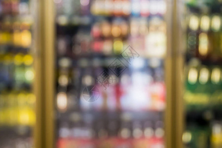 在超市或便利店冷冰柜的架子上展示的含模糊的冷背景图片