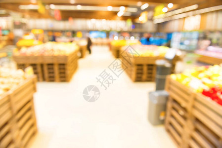 市场商店和超市的蔬菜区内部顾客的图片