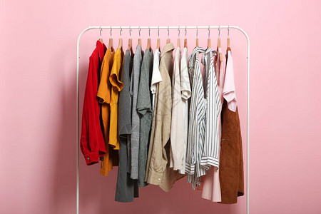 衣柜架上的时髦衣物在彩色图片