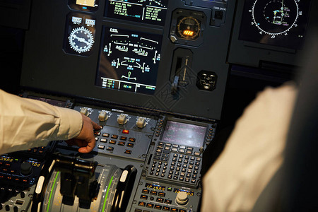 关闭在控制面板上装有数字显示器和飞行甲板上检查引擎系统的无法识别的无图片