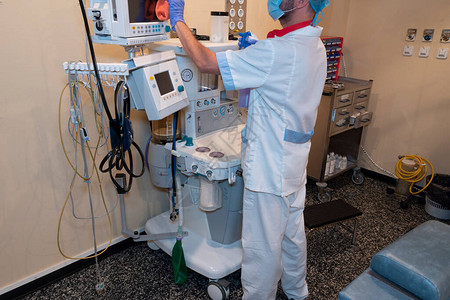 男保洁人员在医院执行清洁消毒任务图片