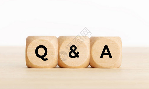 A或问答概念木质区块桌上有文图片