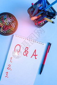 手写文字书写Q和A概念照片定义为问题被问和回答笔记本和书写设备图片