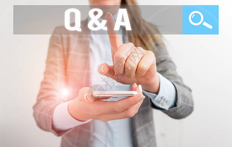 显示Q和A的概念手写体概念意义定为被问及回答的问题与手机和女商图片