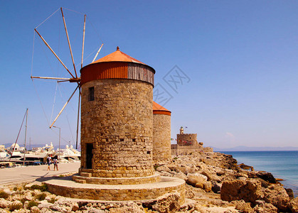 风车在Mandraki港口图片