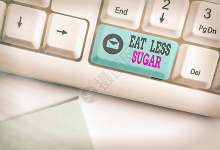 概念意味着减少糖摄入量和吃健康饮食丰富的食物彩色键盘图片