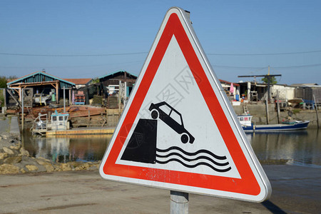 指示有落水风险的路标图片