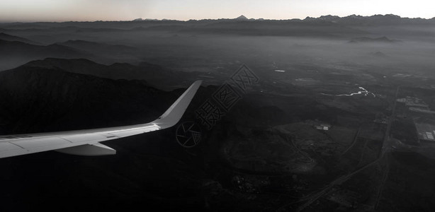 喷气机翼与Aconcagua山在埃内图片