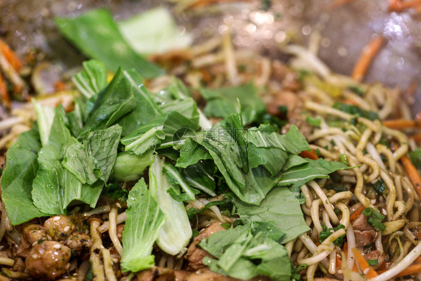 鸡肉炒面是餐馆提供的一种流行的东方菜肴