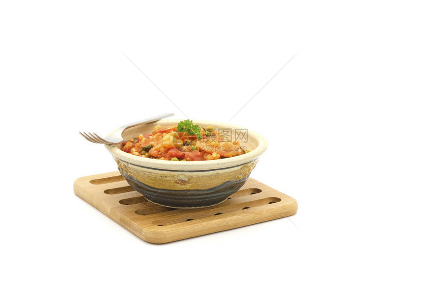 一碗彩色的非传统虾肉照片来自白色背景带复图片