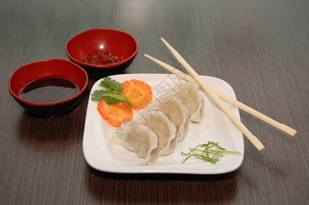 盘子上装有筷子和调味图片