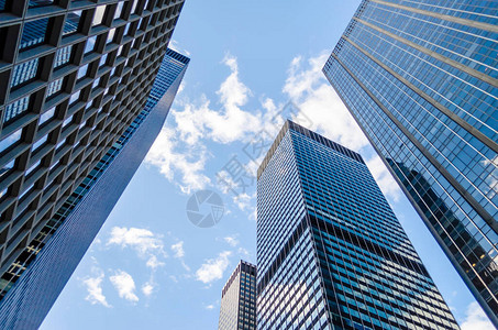 美国纽约曼哈顿商业区现代摩天大楼的底视图商业金融图片
