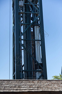 金属塔内巨型活塞的细节图片